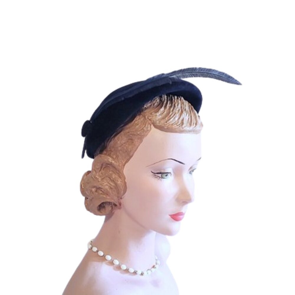 1950s Navy Blue Round Vintage Felt Hat With A Long Curved Feather On The Side
